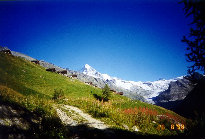 Bréona, la Dent Blanche et la Dent d'Hérens (60Ko)